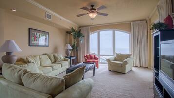 Condo, 2 Bedrooms, Hot Tub | Ruang tamu | TV, pemain DVD