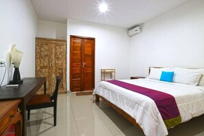 デスク、WiFi (無料)、ベッドシーツ