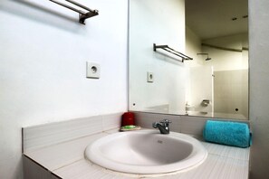 Een douche, een regendouche, gratis toiletartikelen, handdoeken