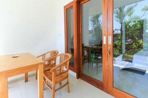 Outdoor dining - Pererenan Nengah Guesthouse (Canggu)