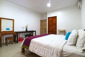 Desk, free WiFi, bed sheets - Pererenan Nengah Guesthouse (Canggu)