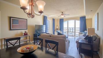 Condo, 2 Bedrooms, Hot Tub | Ruang tamu | TV, pemain DVD