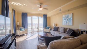 Condo, 2 Bedrooms, Hot Tub | Ruang tamu | TV, pemain DVD