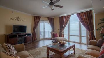 Condo, 3 Bedrooms, Hot Tub | Ruang tamu | TV, pemain DVD