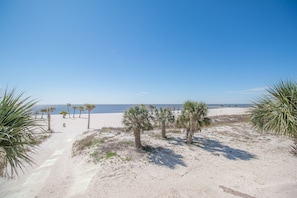 Condo, 2 habitaciones, balcón | Vista a la playa o el mar