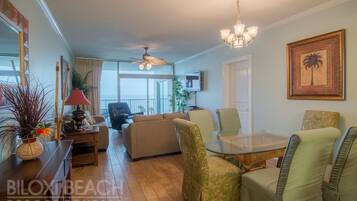 Condo, 2 Bedrooms, Balcony | Ruang tamu | TV, pemain DVD