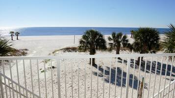 Condo, 2 Bedrooms, Balcony | Pemandangan dari bilik