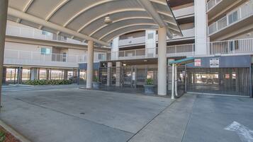 Condo, 2 Bedrooms, Balcony | Pintu masuk hartanah