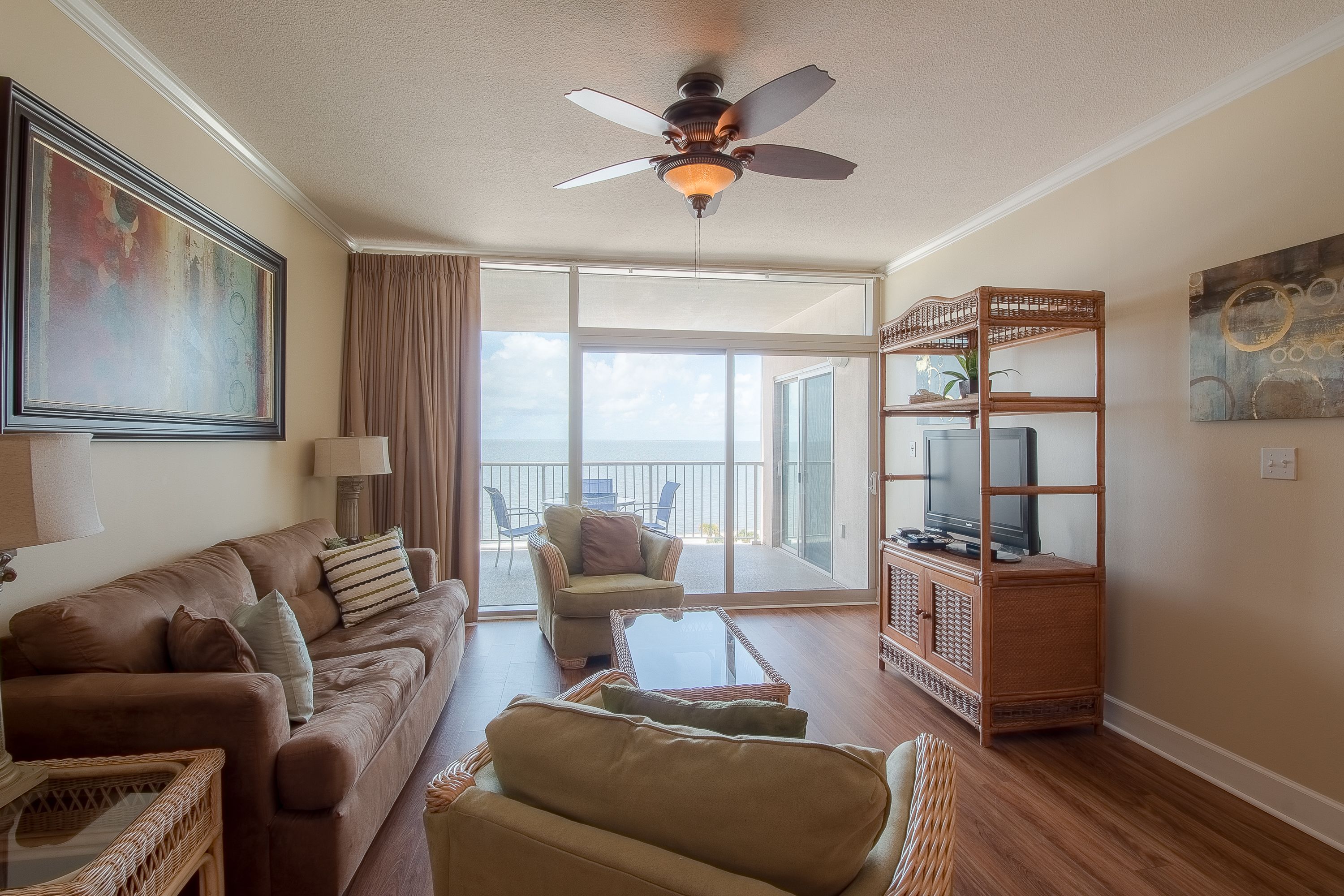 Condo, 2 phòng ngủ, ban công | Phòng khách | TV, đầu đĩa DVD 