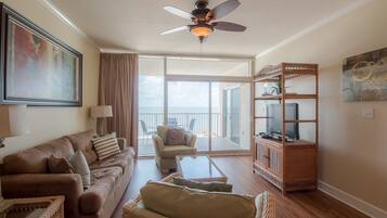 Condo, 2 Bedrooms, Balcony | Ruang tamu | TV, pemain DVD