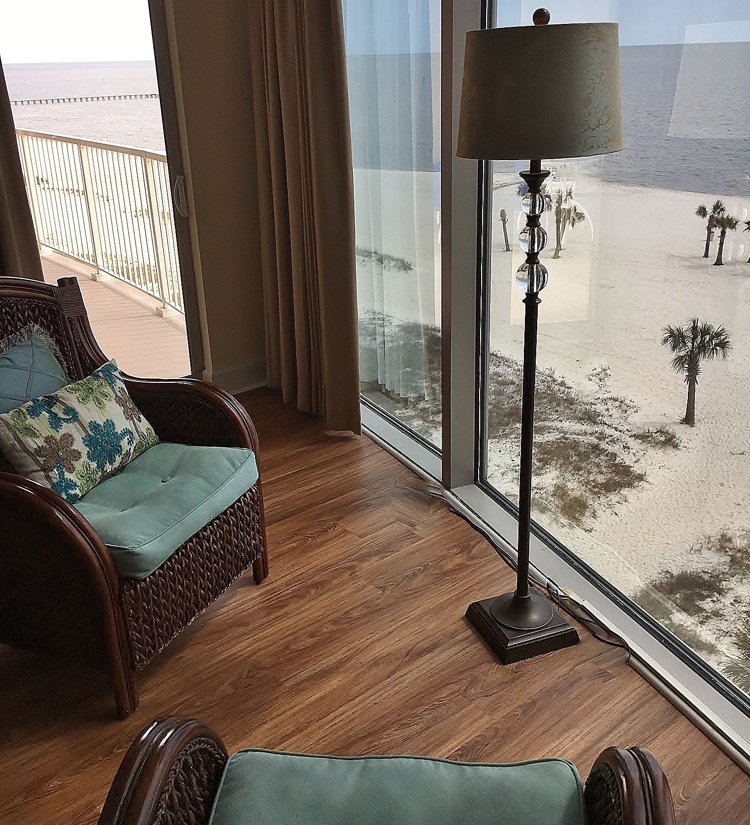 Condo, 2 Bedrooms, Balcony | Ruang tamu | TV, pemain DVD 