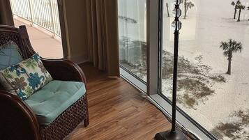 Condo, 2 Bedrooms, Balcony | Ruang tamu | TV, pemain DVD