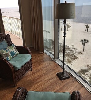 Leilighet, 2 soverom, balkong | Oppholdsområde | TV og DVD-spiller