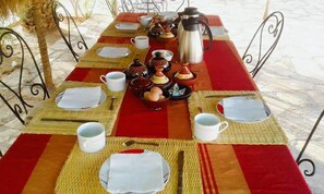 Aperto a colazione, pranzo e cena, cucina locale e internazionale 