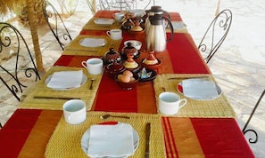 Aperto a colazione, pranzo e cena, cucina locale e internazionale