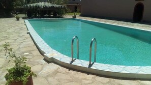 Piscina all'aperto, ombrelloni da piscina, lettini