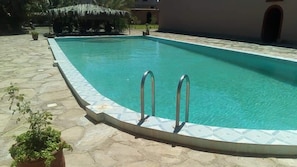 Piscina all'aperto, ombrelloni da piscina, lettini