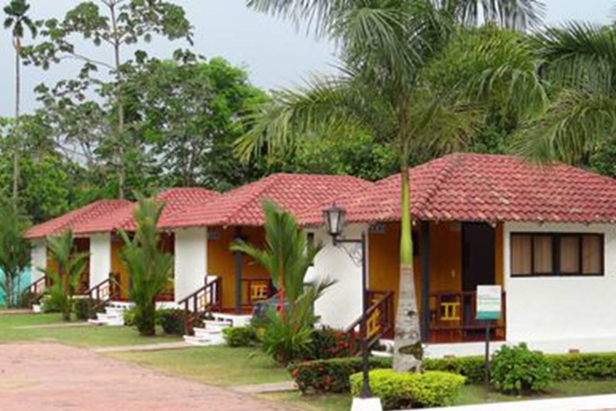 Decoración personalizada, escritorio y tabla de planchar con plancha