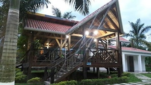 Vista frontal de la propiedad