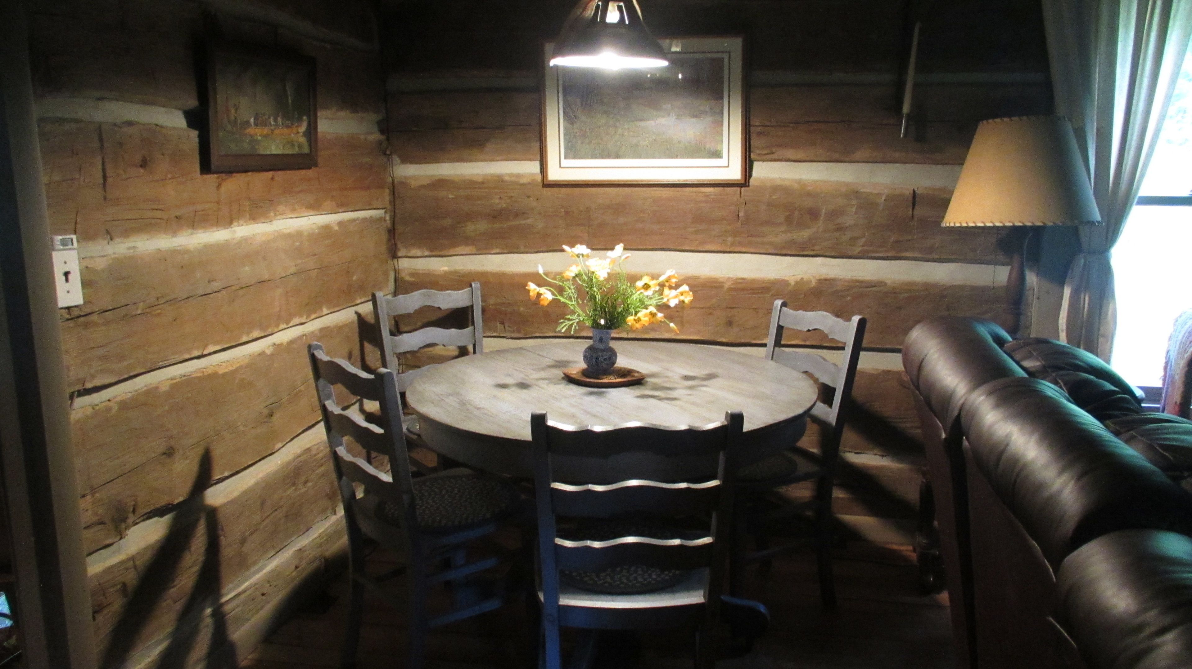 Cabin dành cho gia đình, 3 phòng ngủ, không hút thuốc | Khu vực ăn uống tại phòng