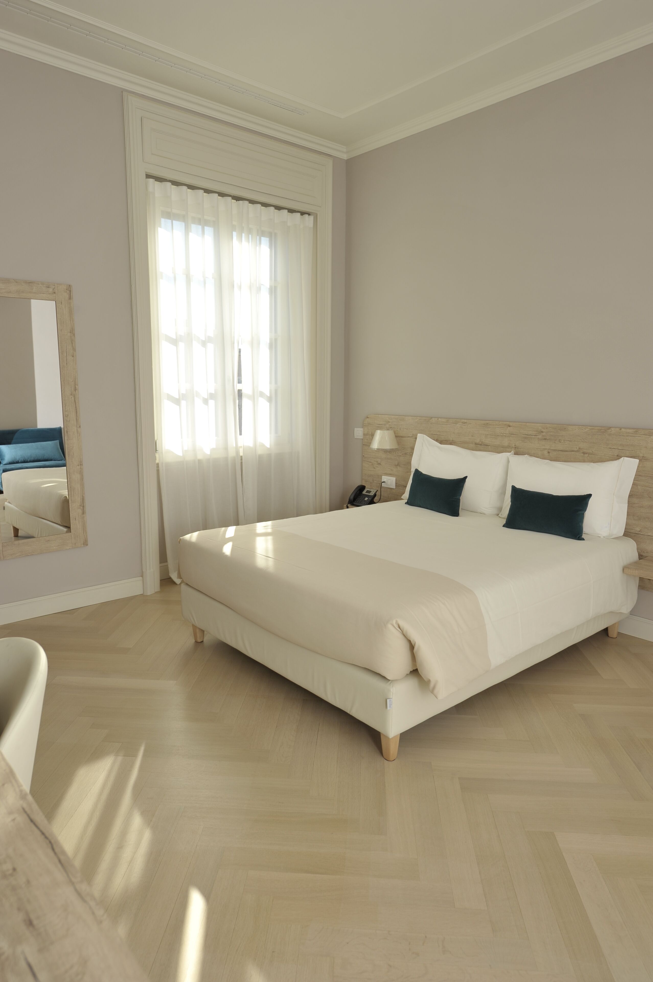 Cubrecamas, minibar, caja de seguridad en la habitación y escritorio 