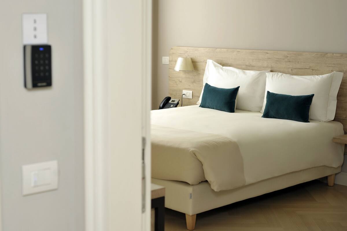 Copriletto in piuma, minibar, una cassaforte in camera, una scrivania
