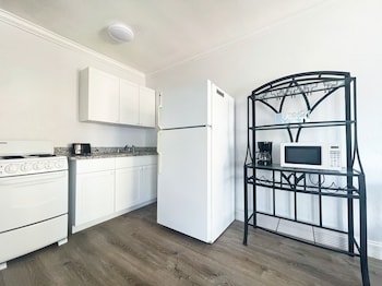 Family Apartment | Private kitchen | Fridge, microwave, oven, stovetop at Paradise Oceanfront HBH