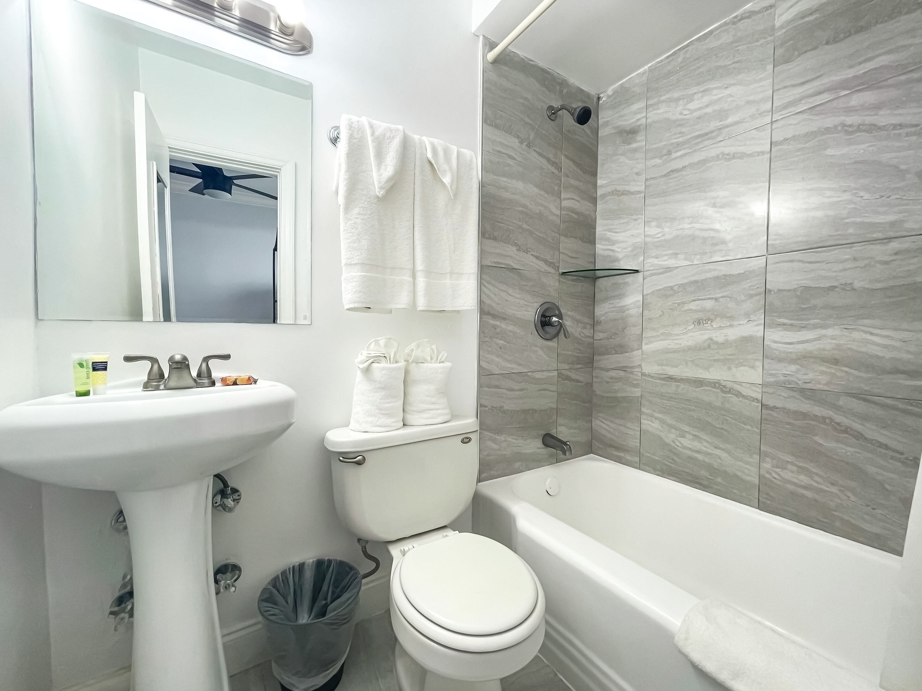 Une salle de bain avec un lavabo, des toilettes et une baignoire.
