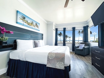 Superior Room, 1 King Bed, Non Smoking | In-room safe, individually decorated, individually furnished at Paradise Oceanfront HBH