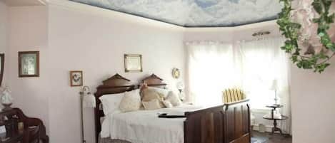 Tabla de planchar con plancha y ropa de cama