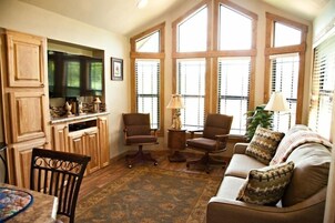 The Southern Belle | Living area | Flat-screen TV