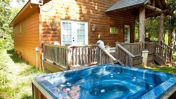 King Kevin's Hideaway | Private spa tub