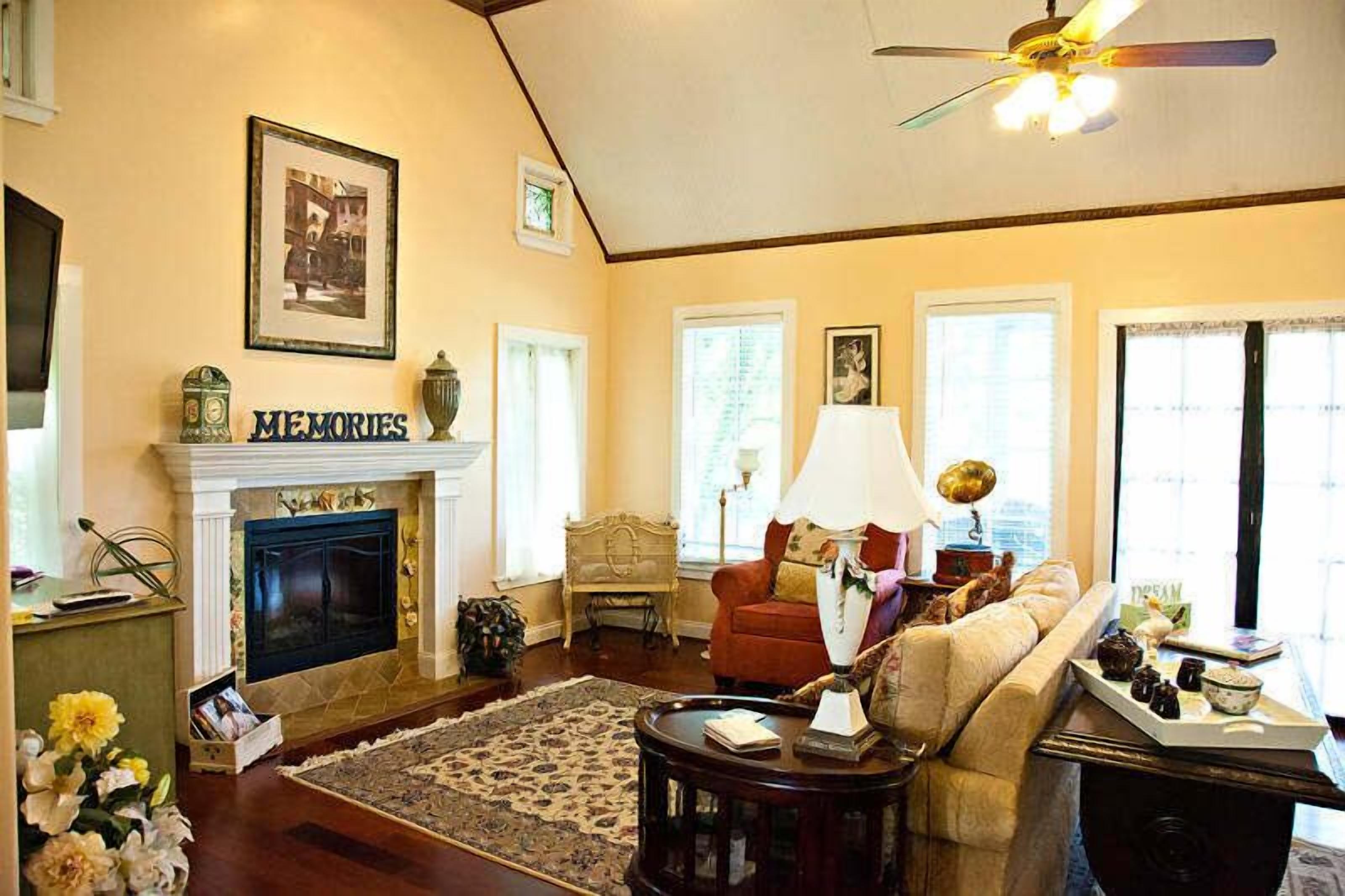 Småhus, 1 kingsize-seng, ikke-røyk, utsikt mot høyde | Oppholdsområde | Flatskjerm-TV