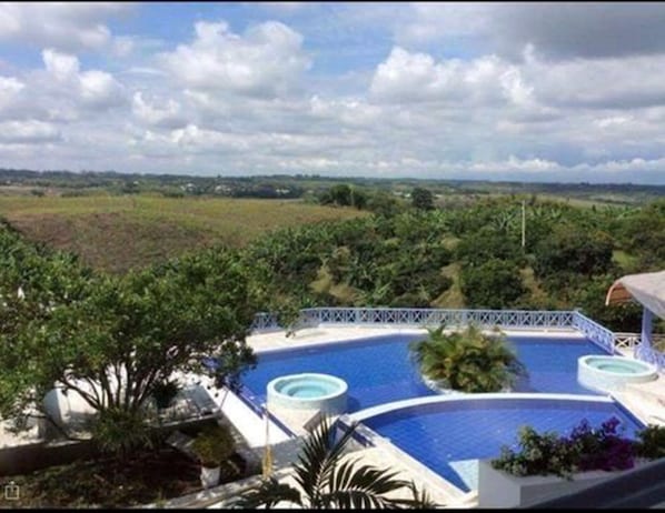 2 piscinas externas, espreguiçadeiras