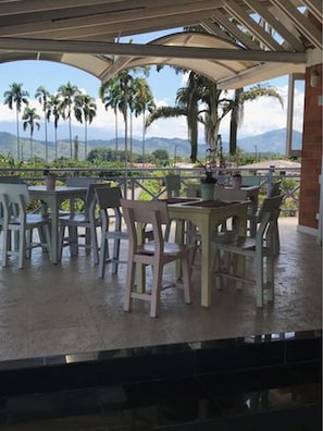 Café da manhã completo grátis todos os dias