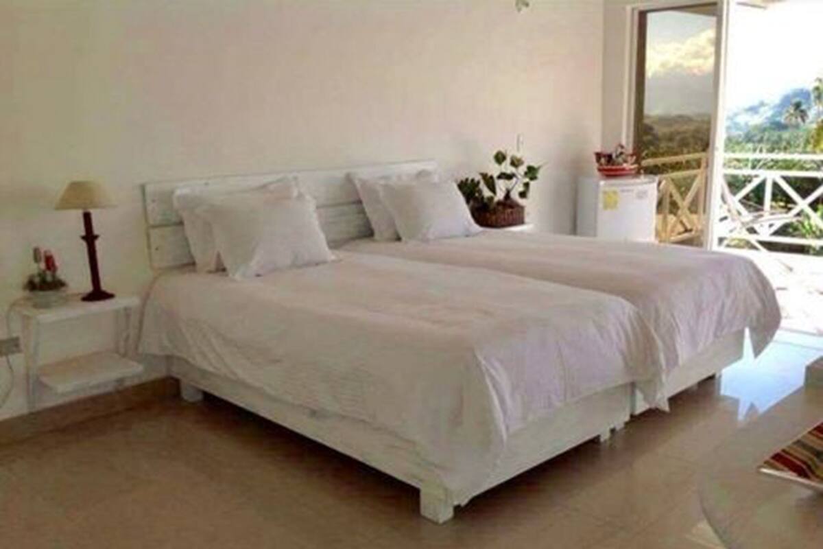 Quarto casal conforto | Individualmente decorados, escrivaninha, cortinas blackout