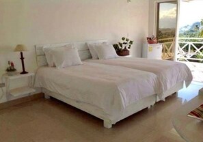 Quarto casal conforto | Individualmente decorados, escrivaninha, cortinas blackout