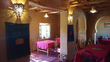 Se sirven comidas, cenas y cocina marroquí