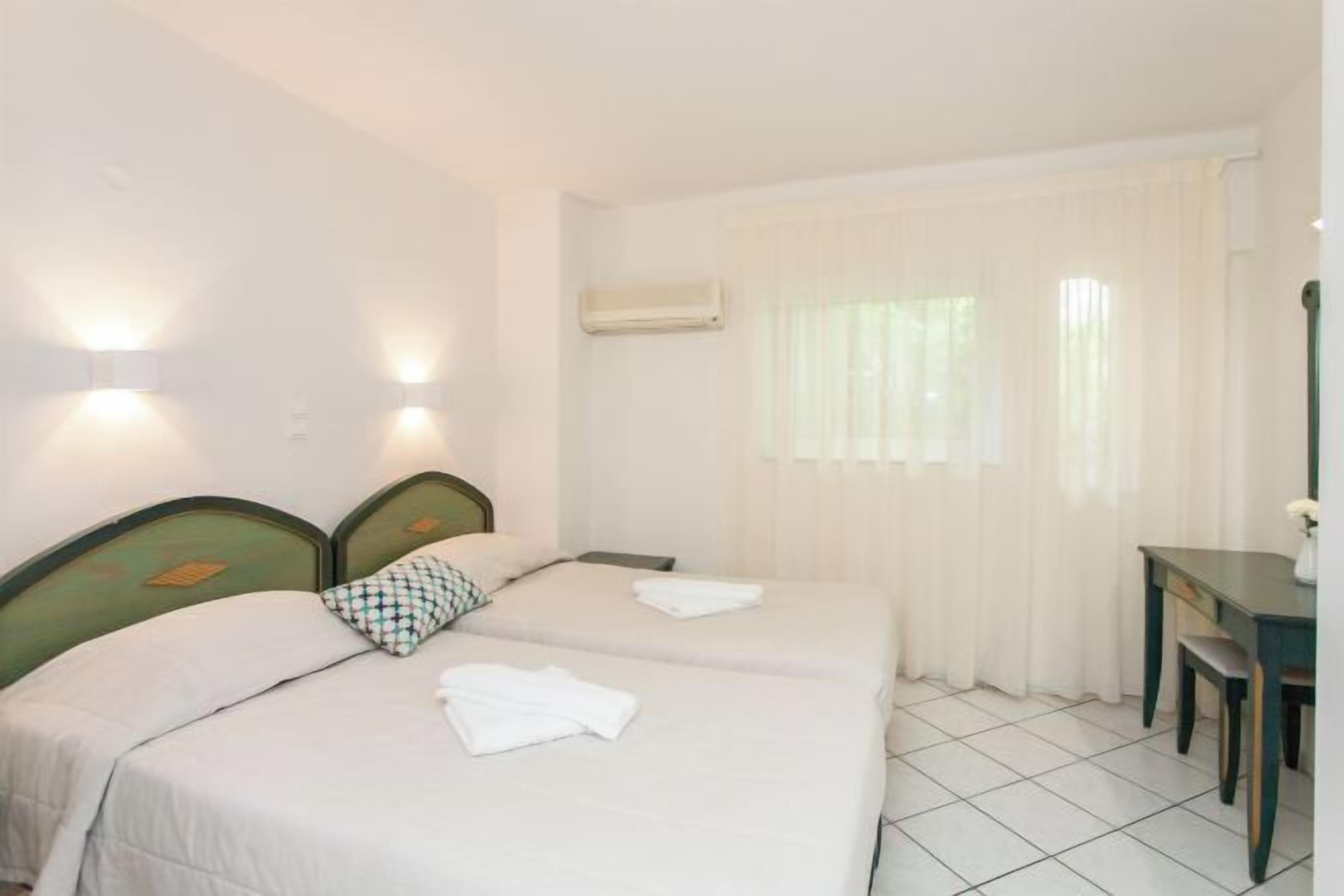 Pengeskab på værelset, skrivebord, arbejdsområde til bærbare computere