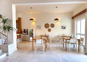 Frukostbuffé varje dag (EUR 8 per person)