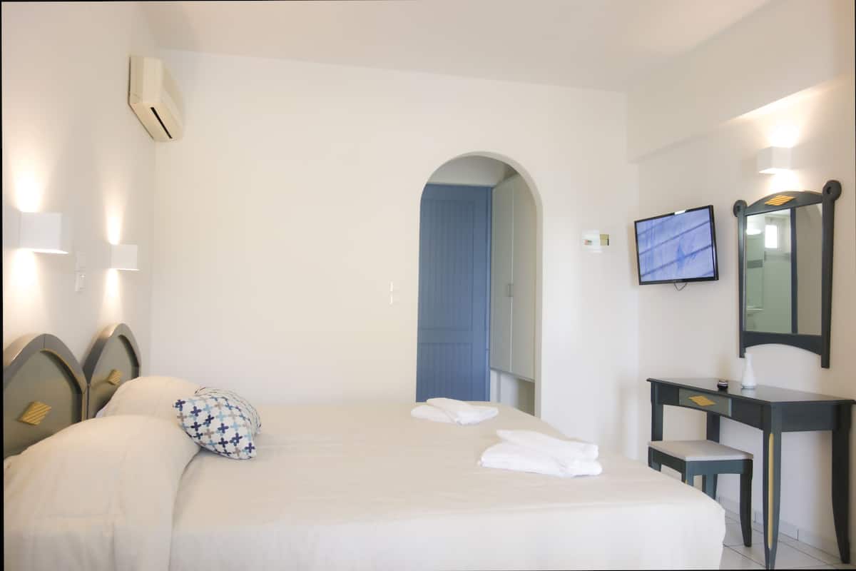 In-room safe, desk, laptop workspace, blackout curtains
