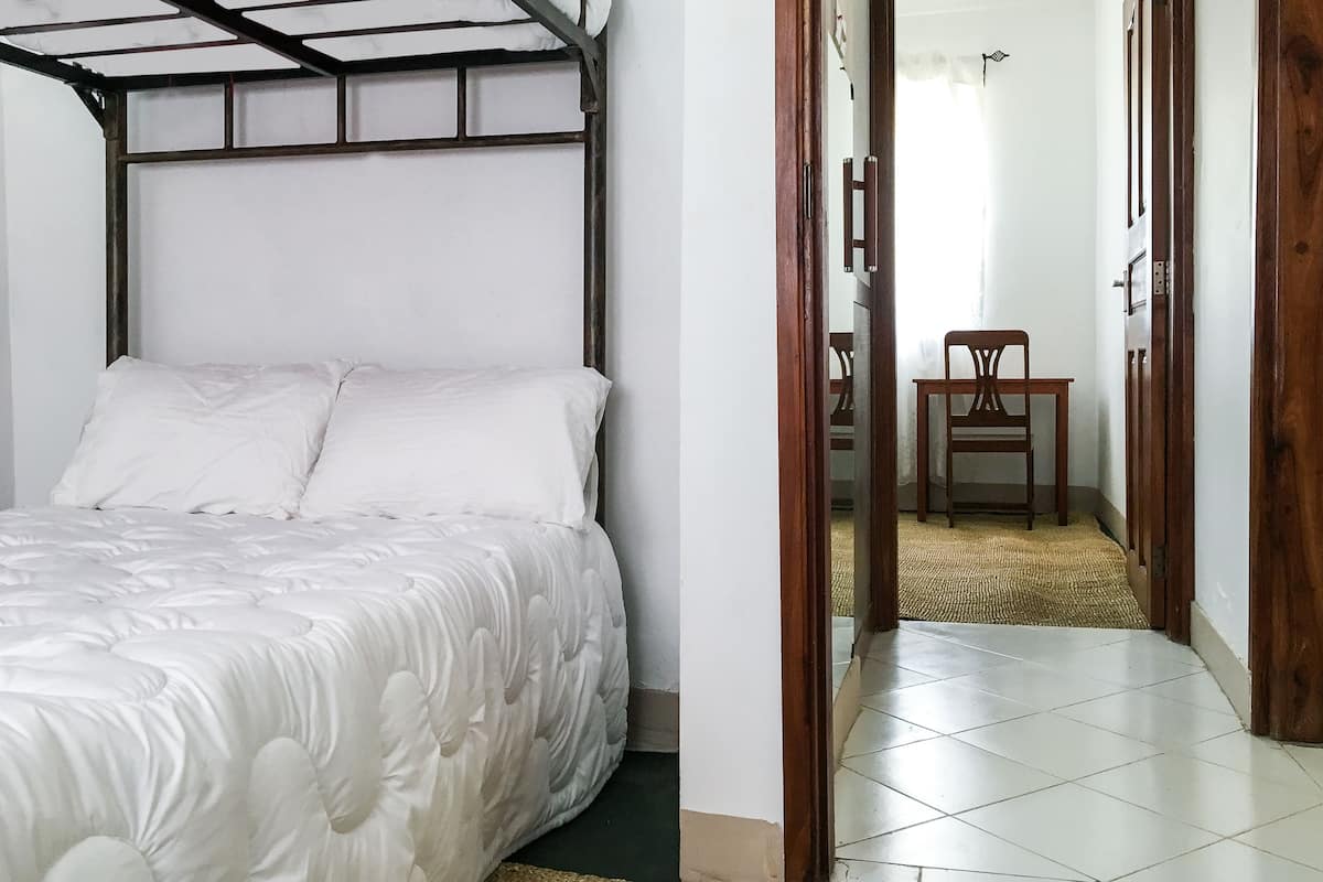 Standard Double Room, 1 Bedroom, Shared Bathroom, Ground Floor | 4 bedrooms, desk, iron/ironing board, free WiFi