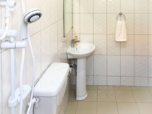 Quadrupla familiare, letti multipli, bagno privato, al piano terra | Bagno | Doccia, set di cortesia gratuito, pantofole, asciugamani