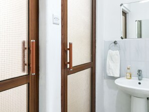 Quarto casal standard, 1 quarto, banheiro privativo, no piso térreo | Banheiro | Chuveiro, produtos de toalete grátis, chinelos, toalhas de banho