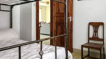 Standard Double Room, 1 Bedroom, Shared Bathroom, Ground Floor | 4 bedrooms, desk, iron/ironing board, free WiFi