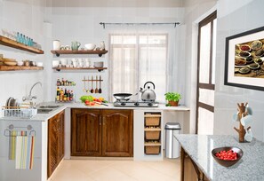 Full-sized fridge, stovetop, electric kettle, cookware/dishes/utensils - Mama Wilsen House (Arusha)
