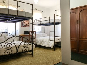 Quarto quádruplo família, várias camas, banheiro privativo, no piso térreo | 4 quartos, escrivaninha, ferros/tábuas de passar roupa