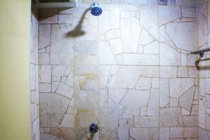 Shower, towels - New Priok Indah Hotel (Jakarta)