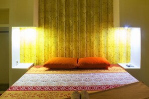 Free WiFi, bed sheets - New Priok Indah Hotel (Jakarta)