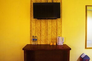 Free WiFi, bed sheets - New Priok Indah Hotel (Jakarta)